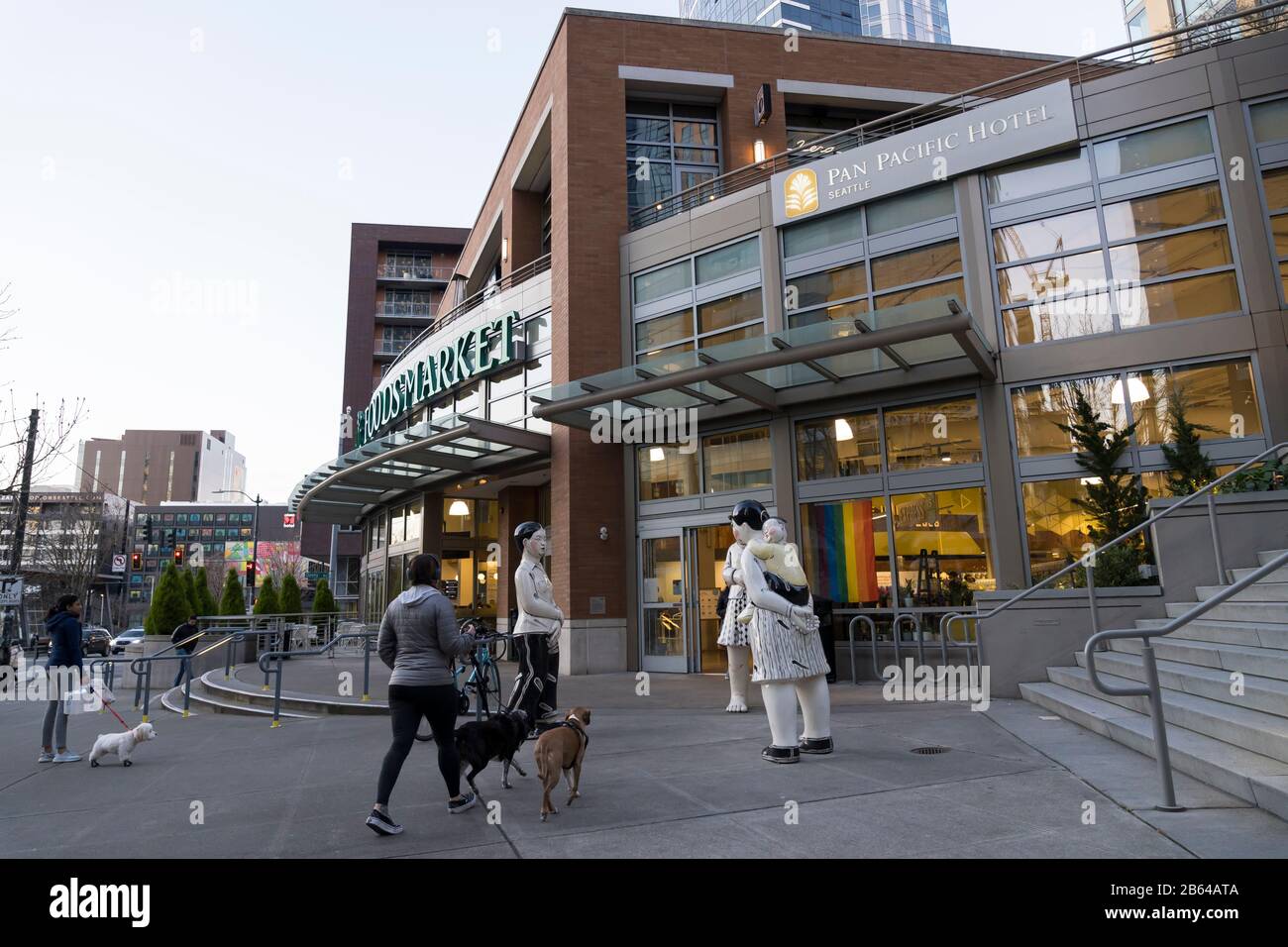 Whole Foods Market dans le quartier Belltown de Seattle est calme le 9 mars  2020. Le trafic de bateaux de transport, de piétons et de voitures est  beaucoup plus léger que d'habitude