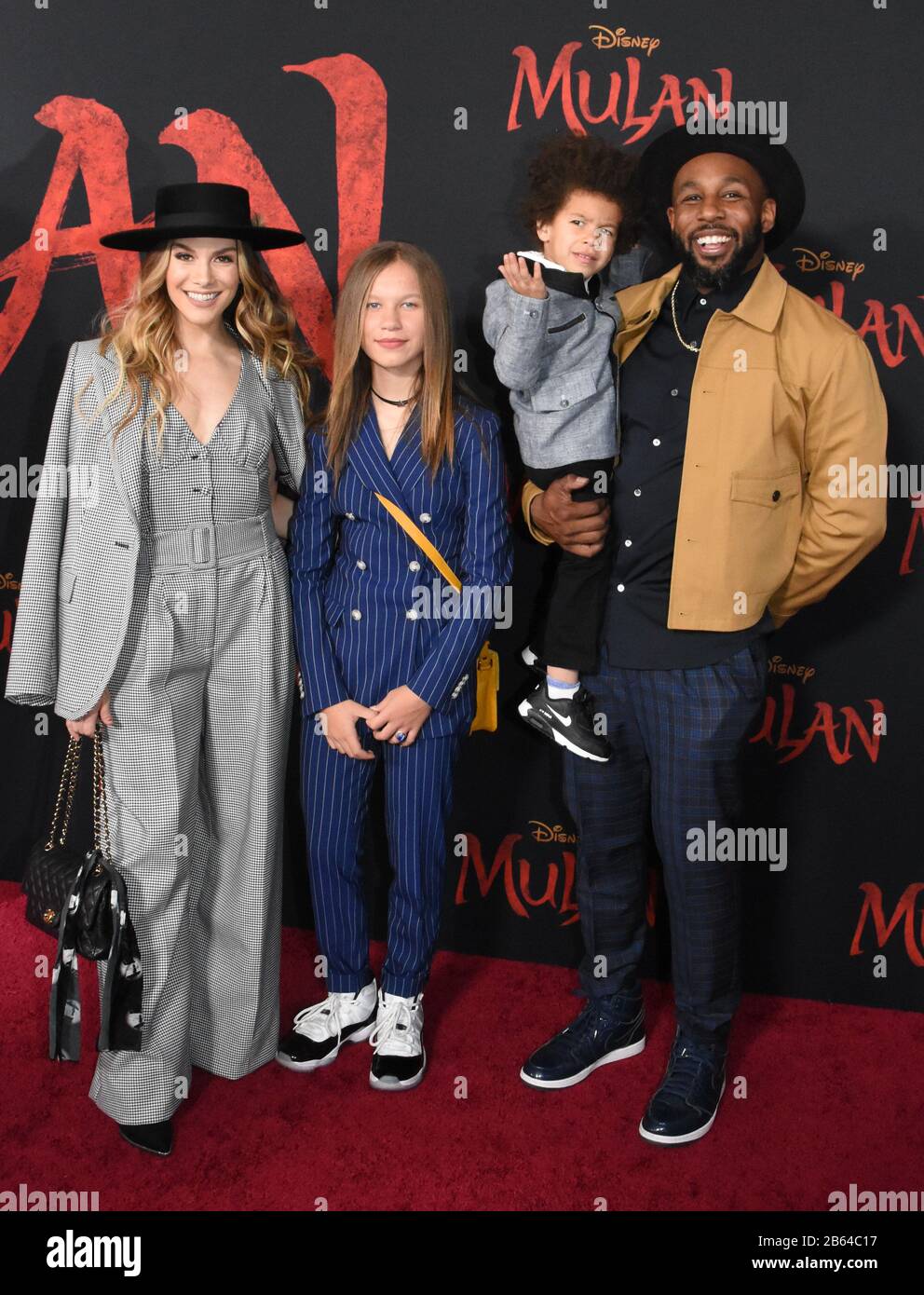 Hollywood, Californie, États-Unis 9 mars 2020 Dancer Allison Holker, fille Weslie Fowler, Maddox Laurel Boss et personnalité de la télévision Stephen 'twitch' Boss assister à la première mondiale de Disney's 'mulan' le 9 mars 2020 au Dolby Theatre à Hollywood, Californie, États-Unis. Photo De Barry King/Alay Live News Banque D'Images