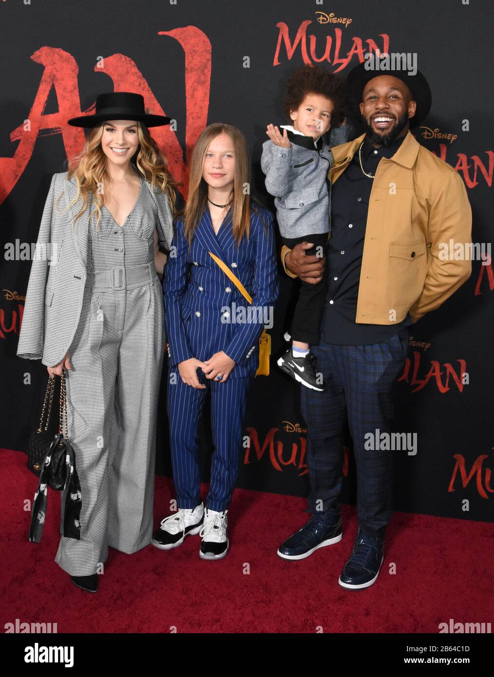 Hollywood, Californie, États-Unis 9 mars 2020 Dancer Allison Holker, fille Weslie Fowler, Maddox Laurel Boss et personnalité de la télévision Stephen 'twitch' Boss assister à la première mondiale de Disney's 'mulan' le 9 mars 2020 au Dolby Theatre à Hollywood, Californie, États-Unis. Photo De Barry King/Alay Live News Banque D'Images