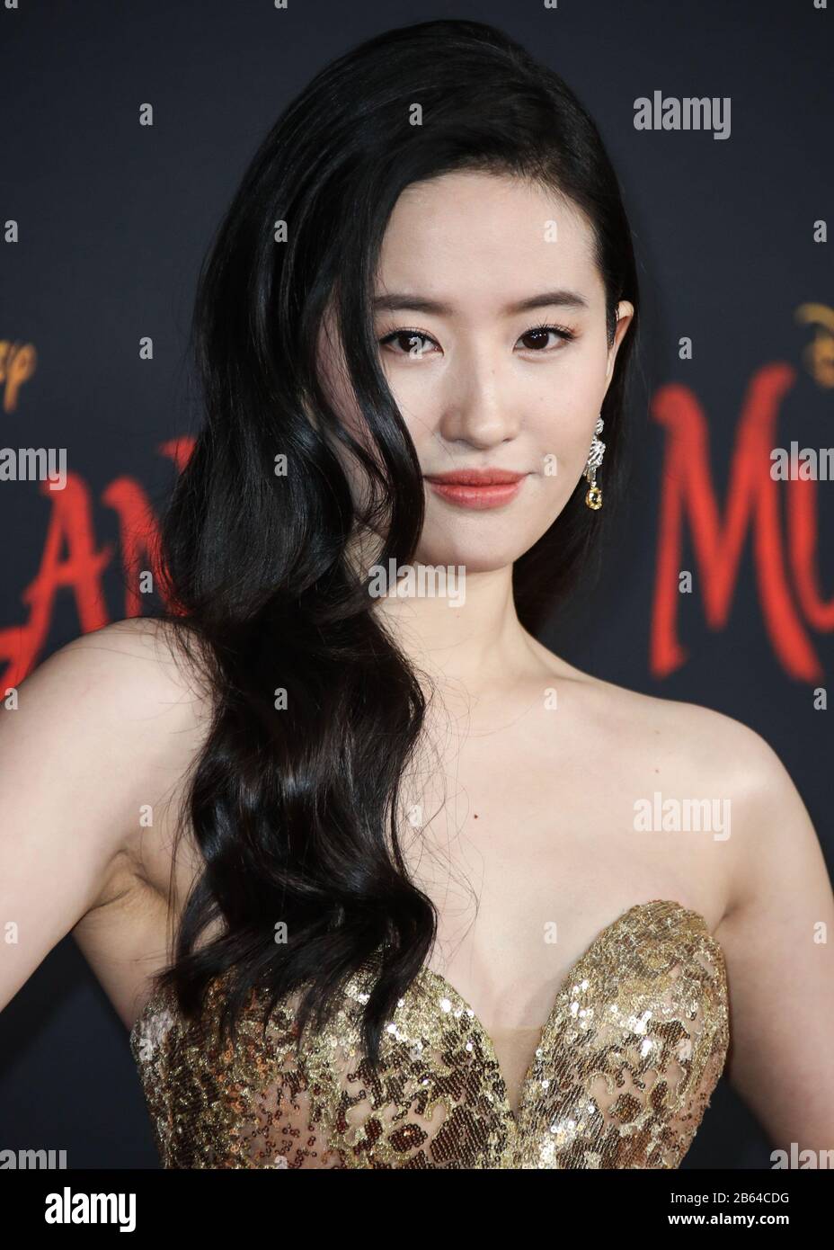 Hollywood Etats Unis 9 Mars Hollywood Los Angeles Californie Etats Unis Mars 09 L Actrice Yifei Liu Porter Une Robe De Robe Sans Bretelles Brodee D Or Chatoyant Et De Paillettes Accentue Par Un