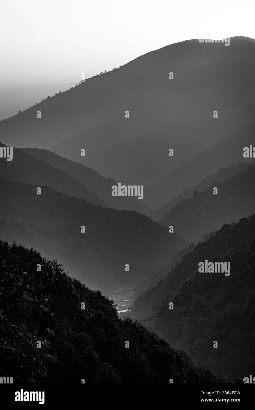 Vallée de la nature Banque d'images noir et blanc - Alamy