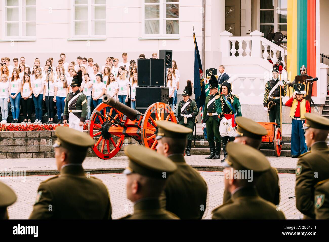 Vilnius, Lituanie. Les Officiers De La Force Terrestre Et Les Jeunes Prennent Part À La Journée De L'Etat Sur La Place Près Du Palais Présidentiel. Vacances En Commémoration De La Co Banque D'Images