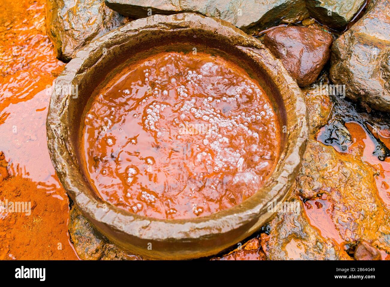 Eau minérale gazéifiée à partir d'une source Narzan dans la République Kabardino-Balkar, Elbrus Banque D'Images