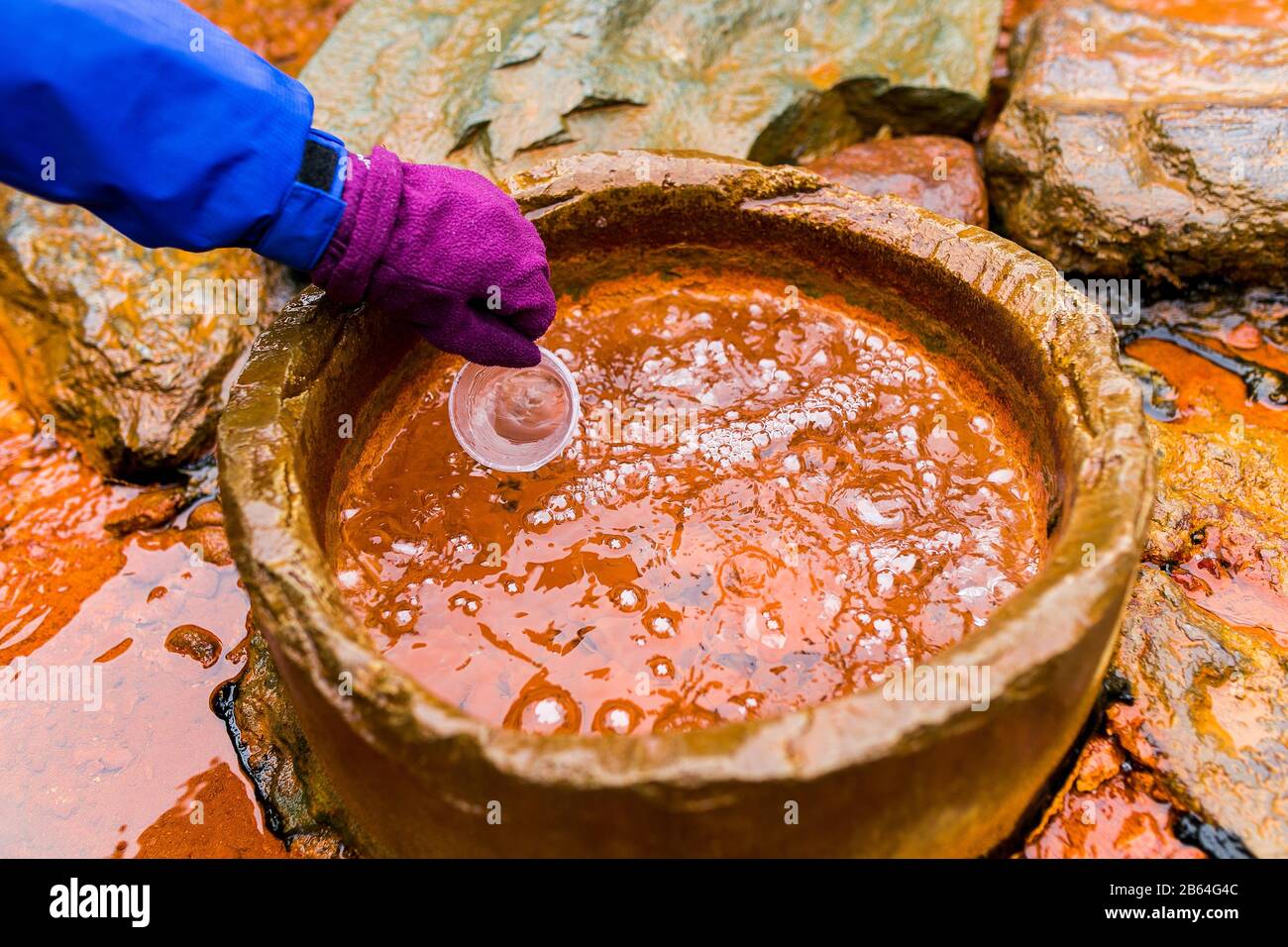 Eau minérale gazéifiée à partir d'une source Narzan dans la République Kabardino-Balkar, Elbrus Banque D'Images