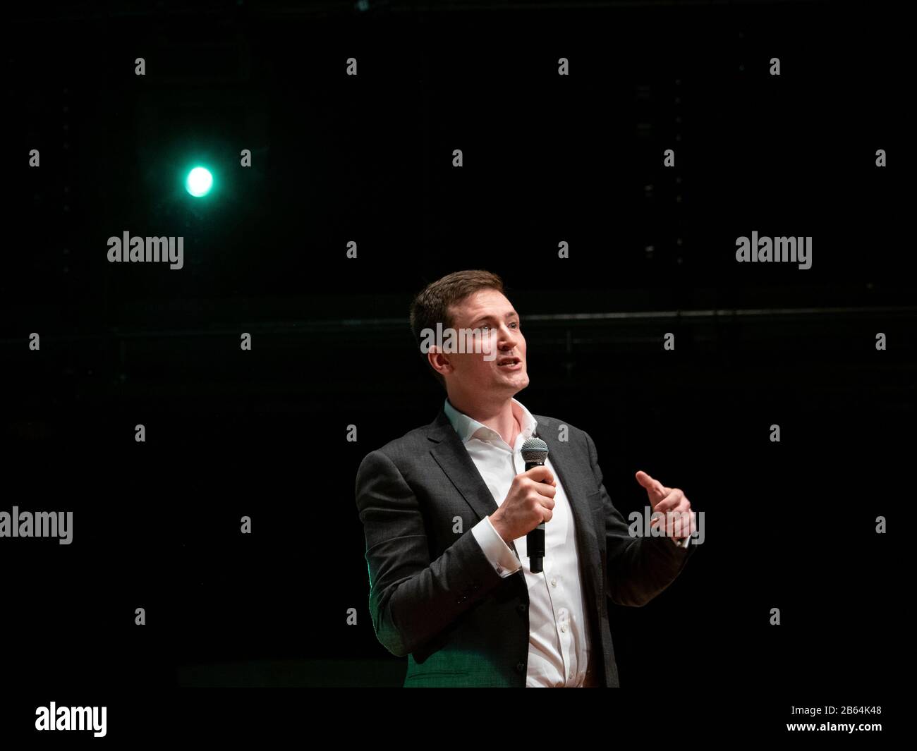 George McBride, fondateur et PDG de Hanway Associates, s'adresse à la foule lors De La conférence Cannabis Europa de Londres qui a eu lieu au Southbank Center. Banque D'Images