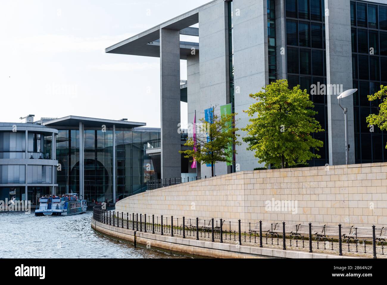 Berlin, Allemagne - 27 juillet 2019 : Marie Elisabeth Luders House les bâtiments d'architecture moderne est un complexe gouvernemental de la Spree River Banque D'Images