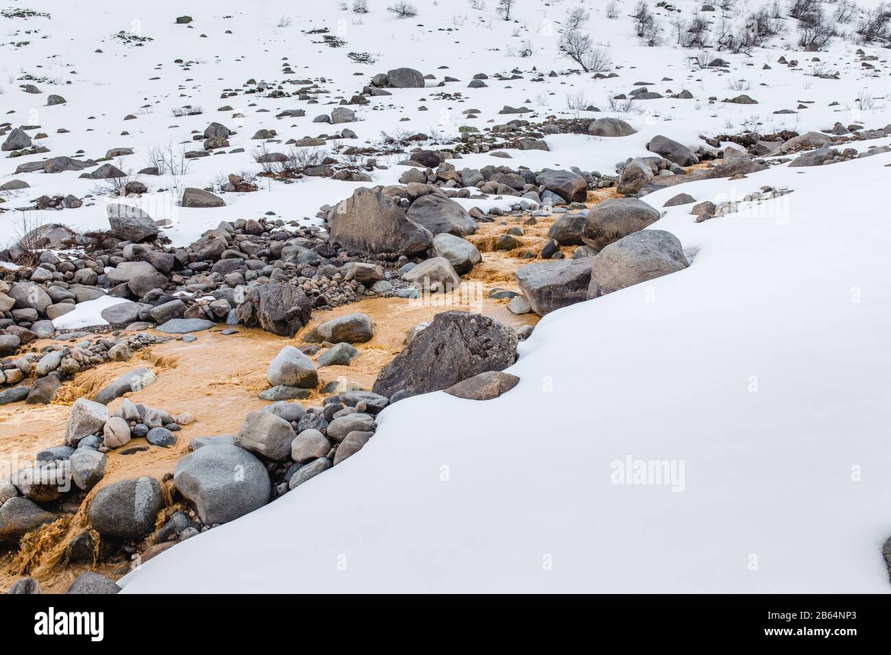 Rivière de montagne boueux de la fonte des neiges s'écoulant de l'pics glaciers dans les montagnes de l'Altaï Banque D'Images
