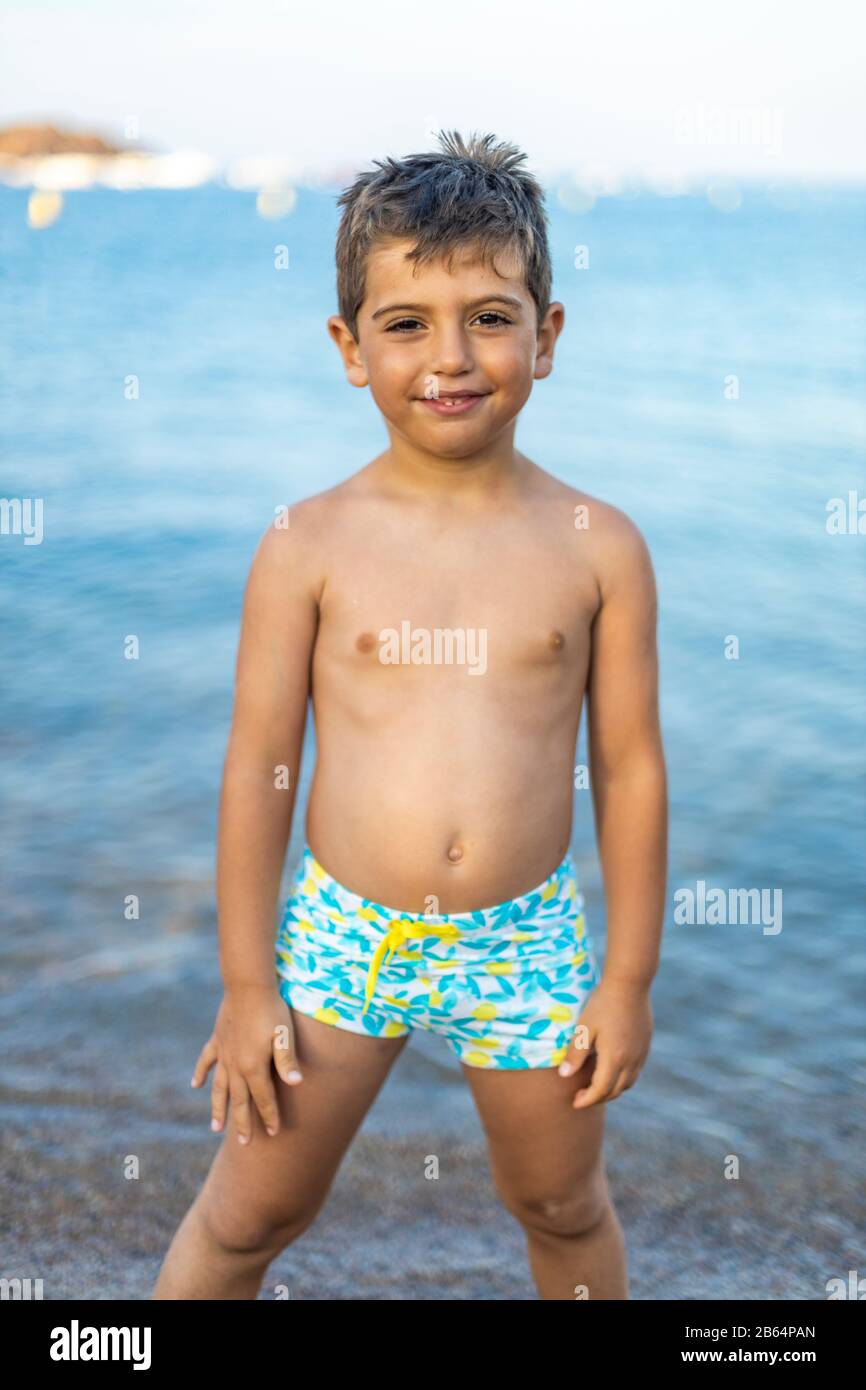 Petit garçon avec maillot de bain sur la plage Photo Stock - Alamy