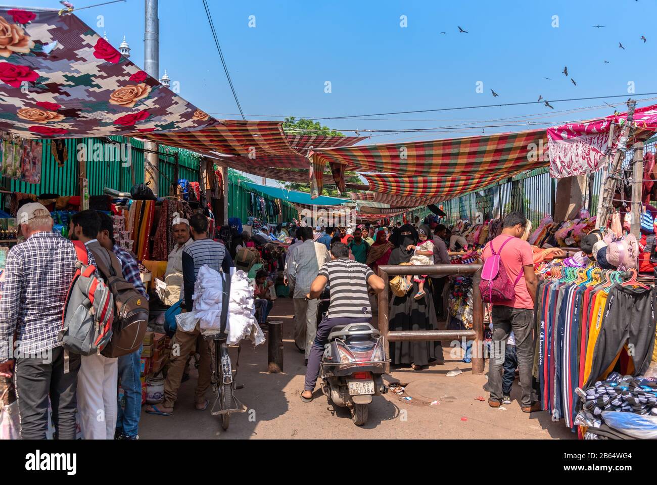 Delhi/Inde - 11 octobre 2019. Vendeurs et acheteurs d'articles divers au bazar Meena devant Jama Masjid. Banque D'Images