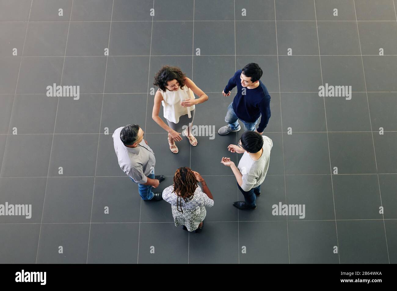 Groupe de gens d'affaires multiethniques gaies discutant des nouvelles, des commérages et des idées pendant la pause, vue d'en haut Banque D'Images