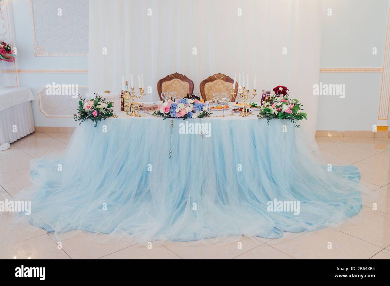 Table d'honneur pour les mariés à la salle de mariage Photo Stock - Alamy
