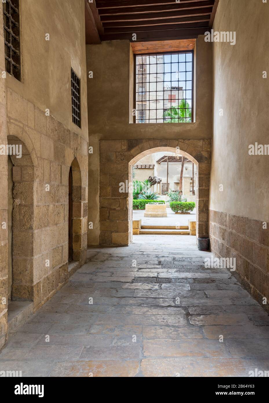 Le passage en briques de pierre menant à la cour de la maison historique Beit El Sehemy située dans la rue Moez, quartier de Gamalia, le Caire, Egypte Banque D'Images