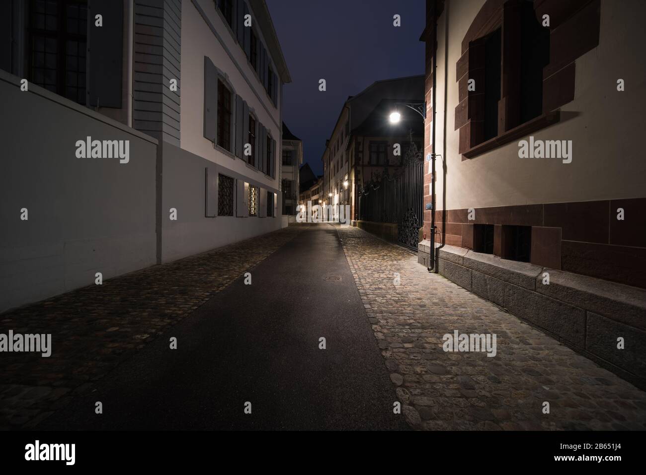 les allées de la vieille ville de bâle suisse la nuit. Banque D'Images