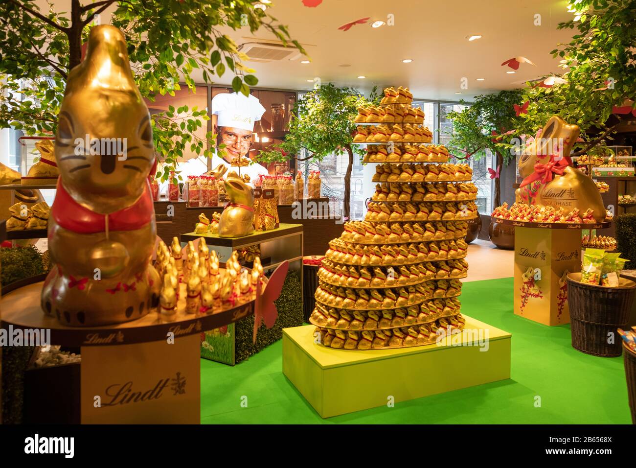 Lindt Gold bunny s'affiche à la boutique Lindt et au café de Francfort, Allemagne Banque D'Images