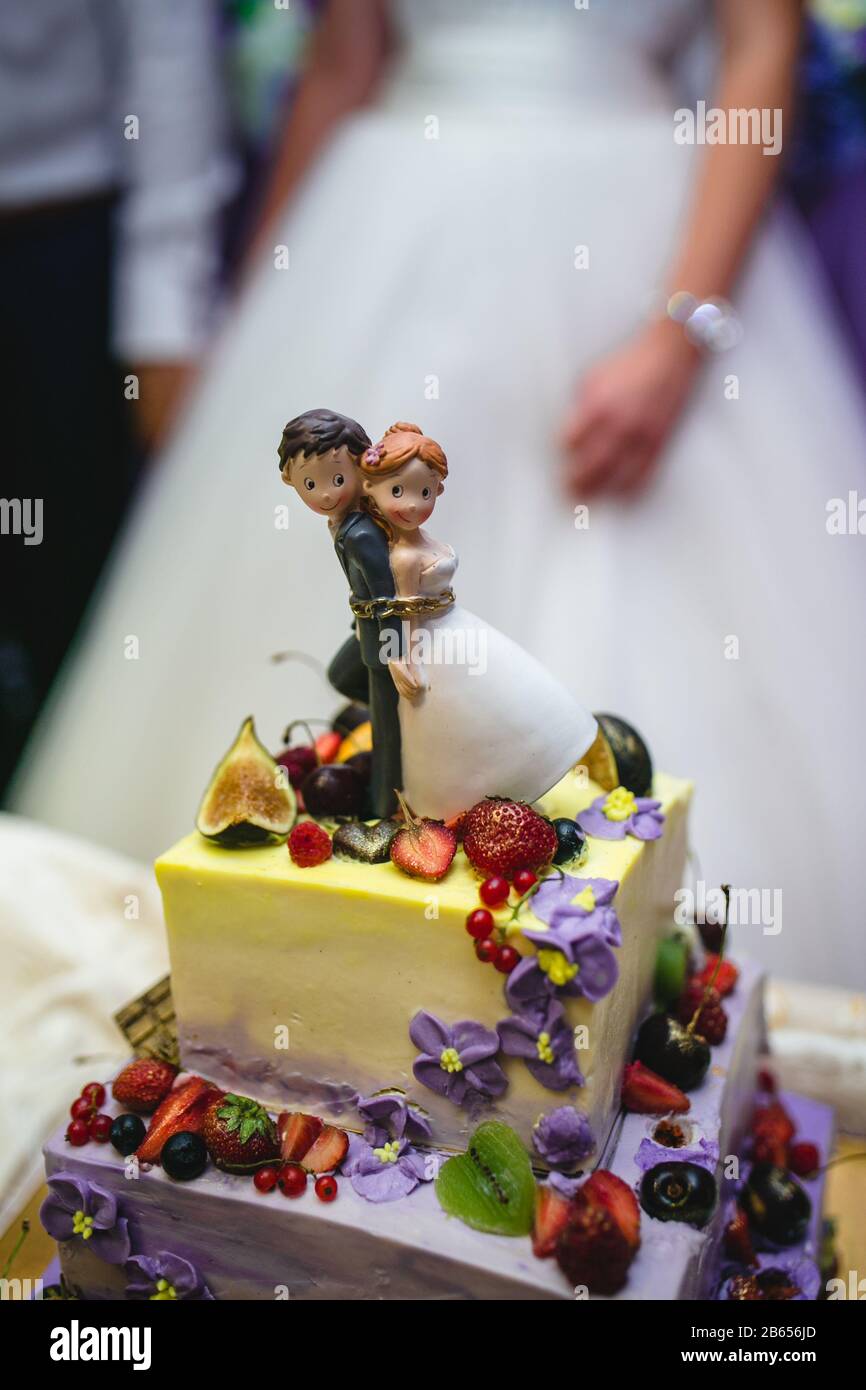 Gâteau De Mariage Avec Baies Banque D'Images