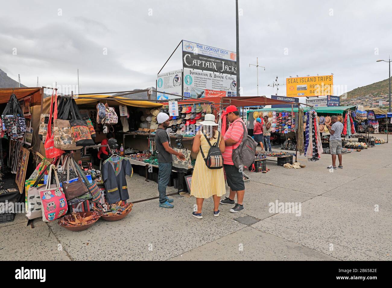 Vendeurs vendant des biens sur des étals de marché en plein air dans le port de Hout Bay près de Cape Town, Afrique du Sud. Banque D'Images