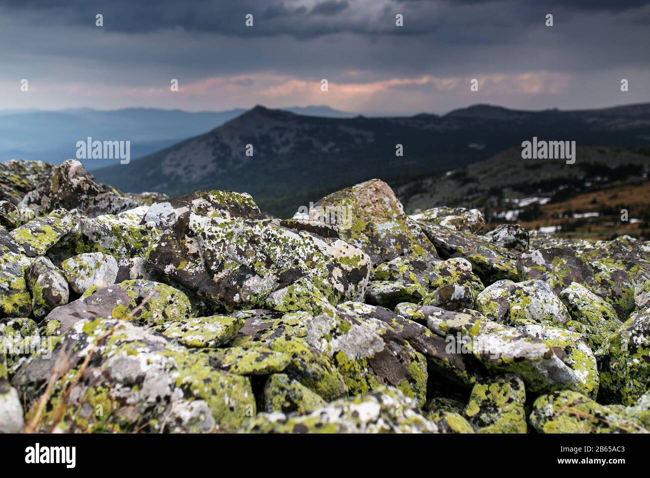 Paysage de montagne avec ciel et nuages, Iremel, montagnes d'Oural, Russie. Banque D'Images