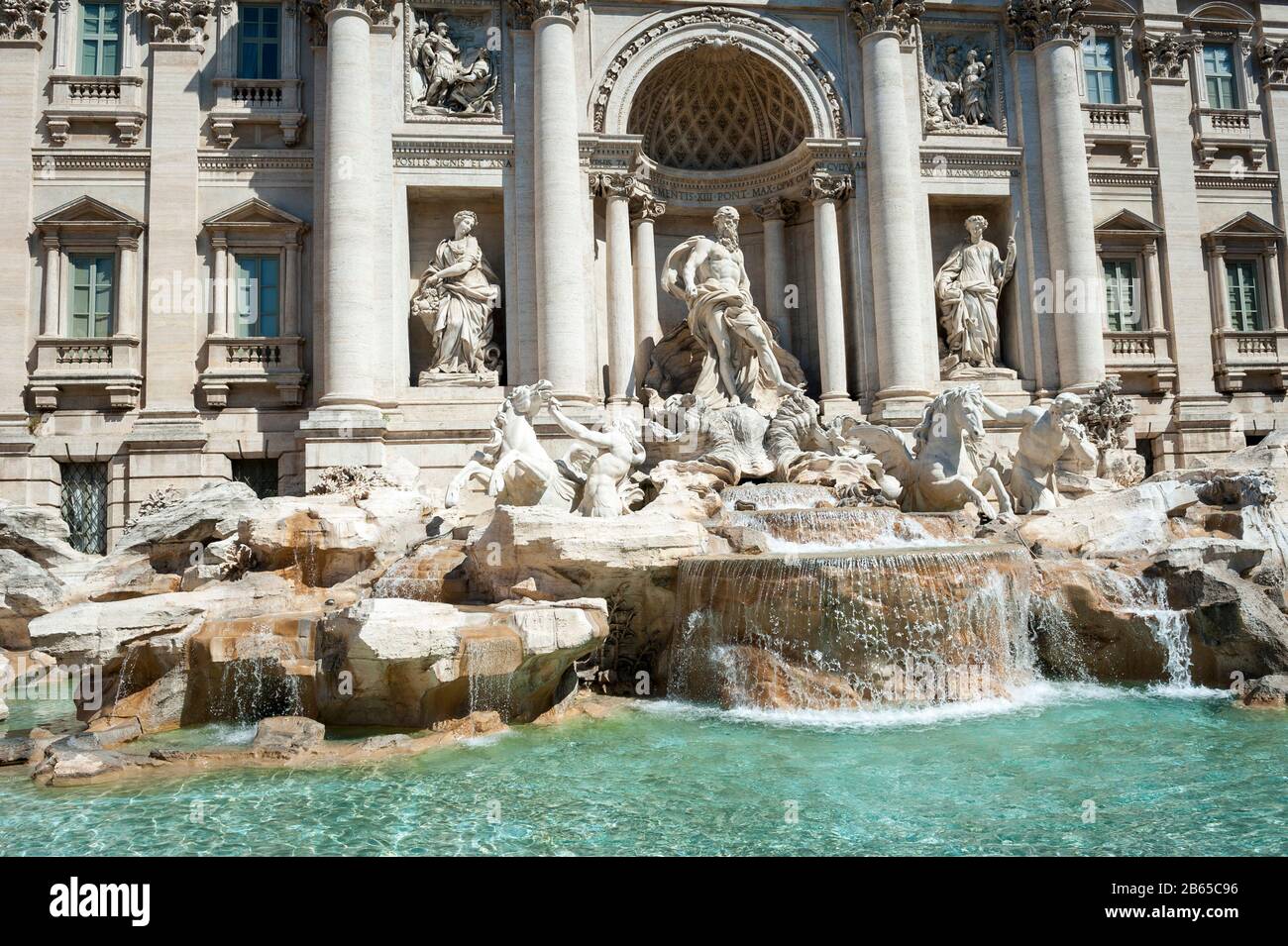 Vue ensoleillée sur la fontaine de Trevi depuis les eaux de la piscine vide sous le ciel bleu de Rome, Italie Banque D'Images