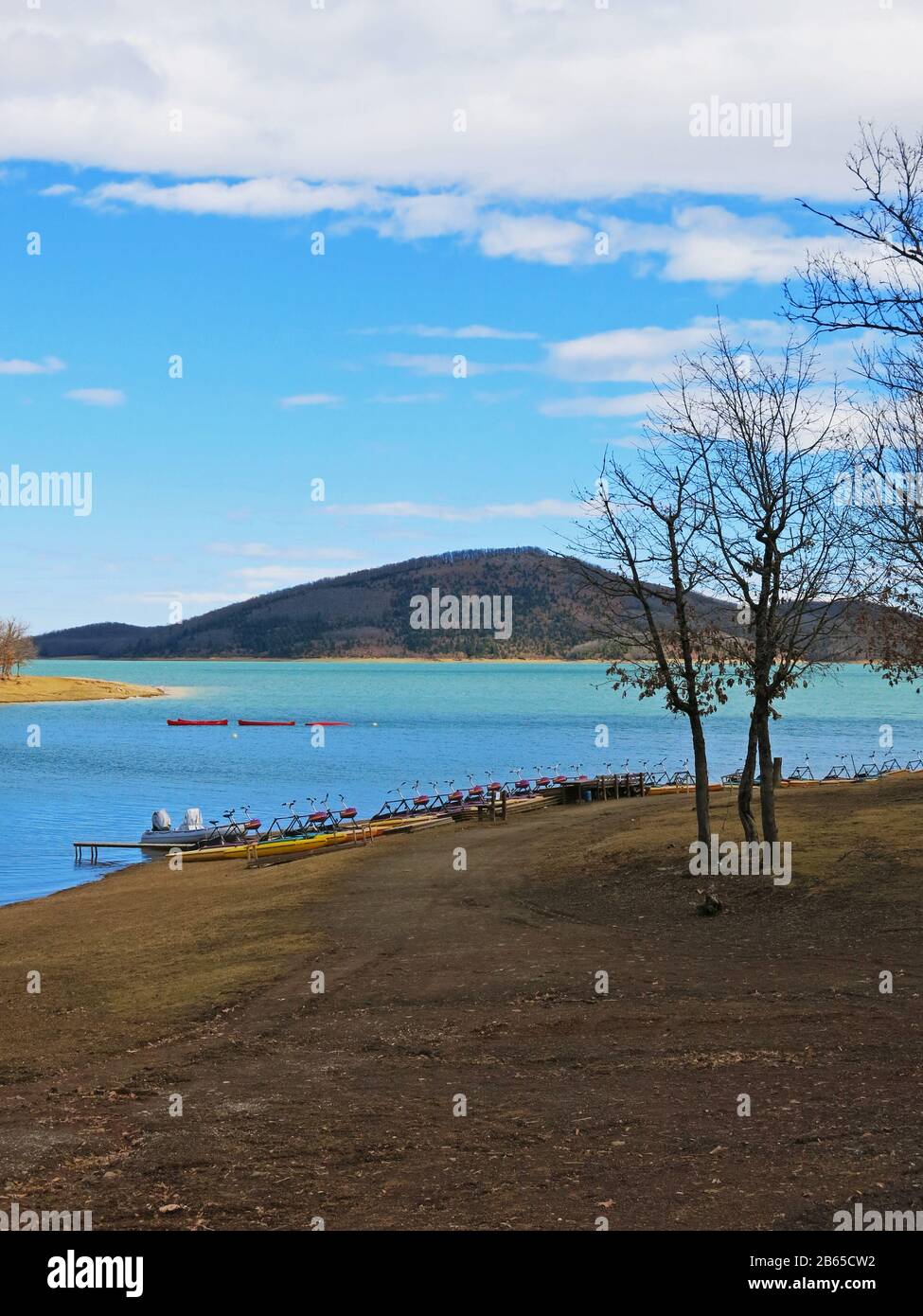 Vue partielle sur le lac Plastiras ou le réservoir de Tavropos en une journée nuageux au printemps. Banque D'Images