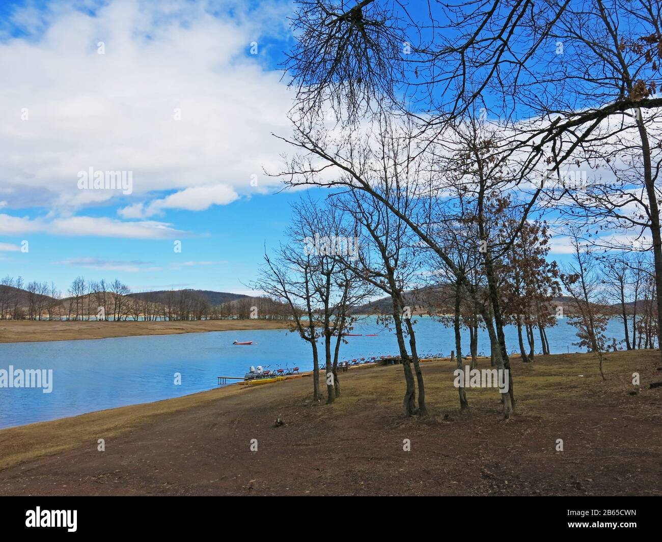 Vue partielle sur le lac Plastiras ou le réservoir de Tavropos en une journée nuageux au printemps. Banque D'Images