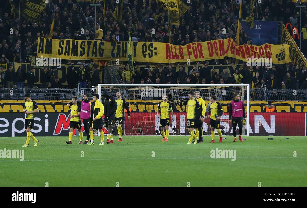 Dortmund, Allemagne. FIRO: 21.11.2017 soccer, saison 2017/2018 Champions League: BVB Borussia Dortmund - Tottenham Hotspur déception les joueurs BVB devant les fans avec l'affiche Derbysieg | usage dans le monde crédit: DPA/Alay Live News Banque D'Images