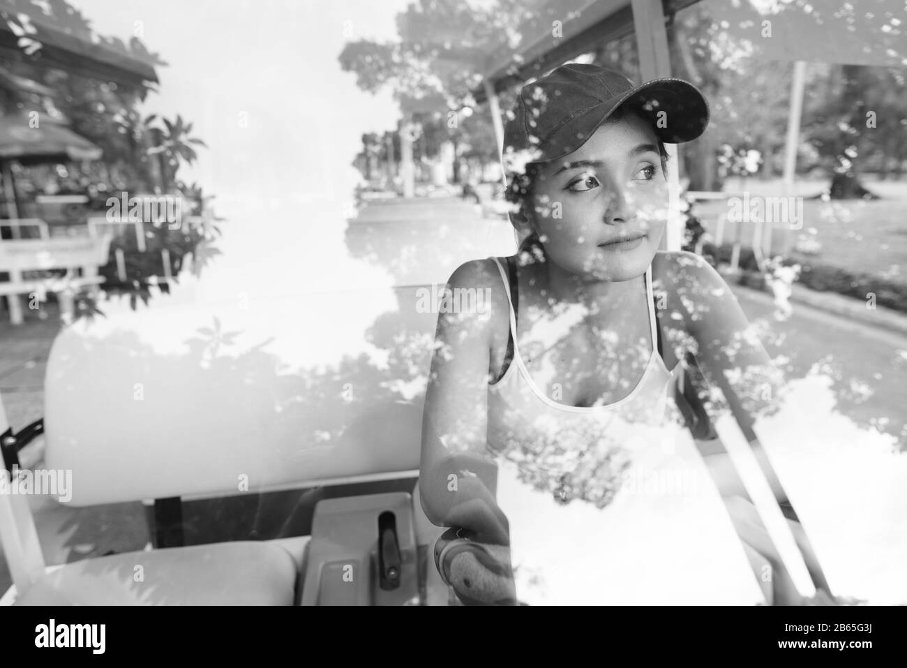 Jeune femme de tourisme asiatique assise dans le panier Banque D'Images