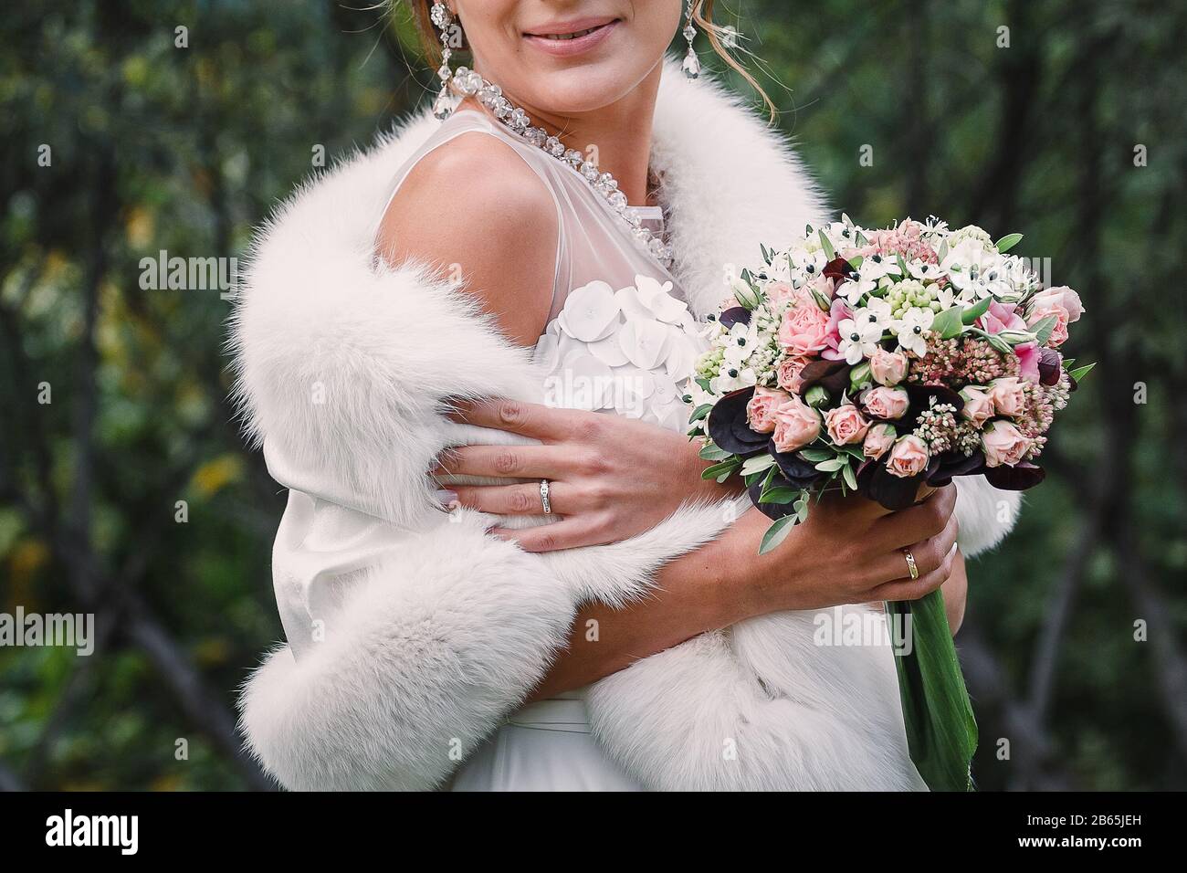 bouquet de mariage beige aux mains de la mariée en manteau Photo Stock -  Alamy