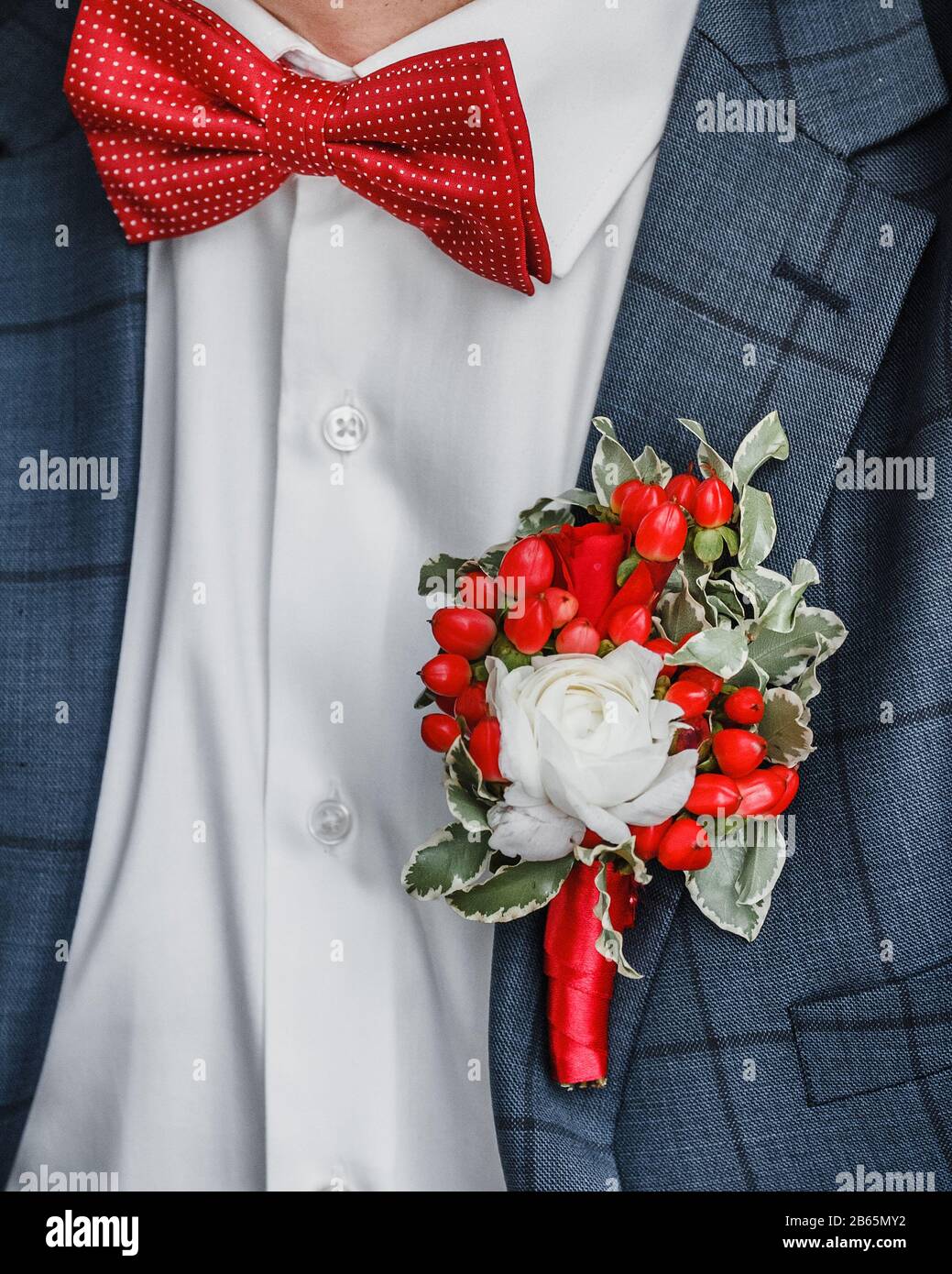 grooms avec cravate rouge et boutonnière de rose rouge le jour du mariage  Photo Stock - Alamy