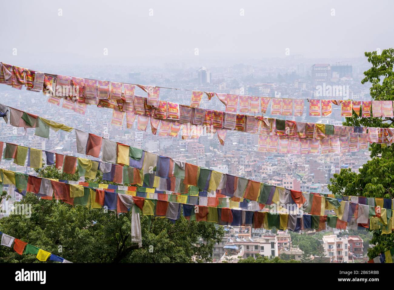 Drapeaux de prière sur Katmandou, vue du temple de Swayambhunath. Népal Banque D'Images