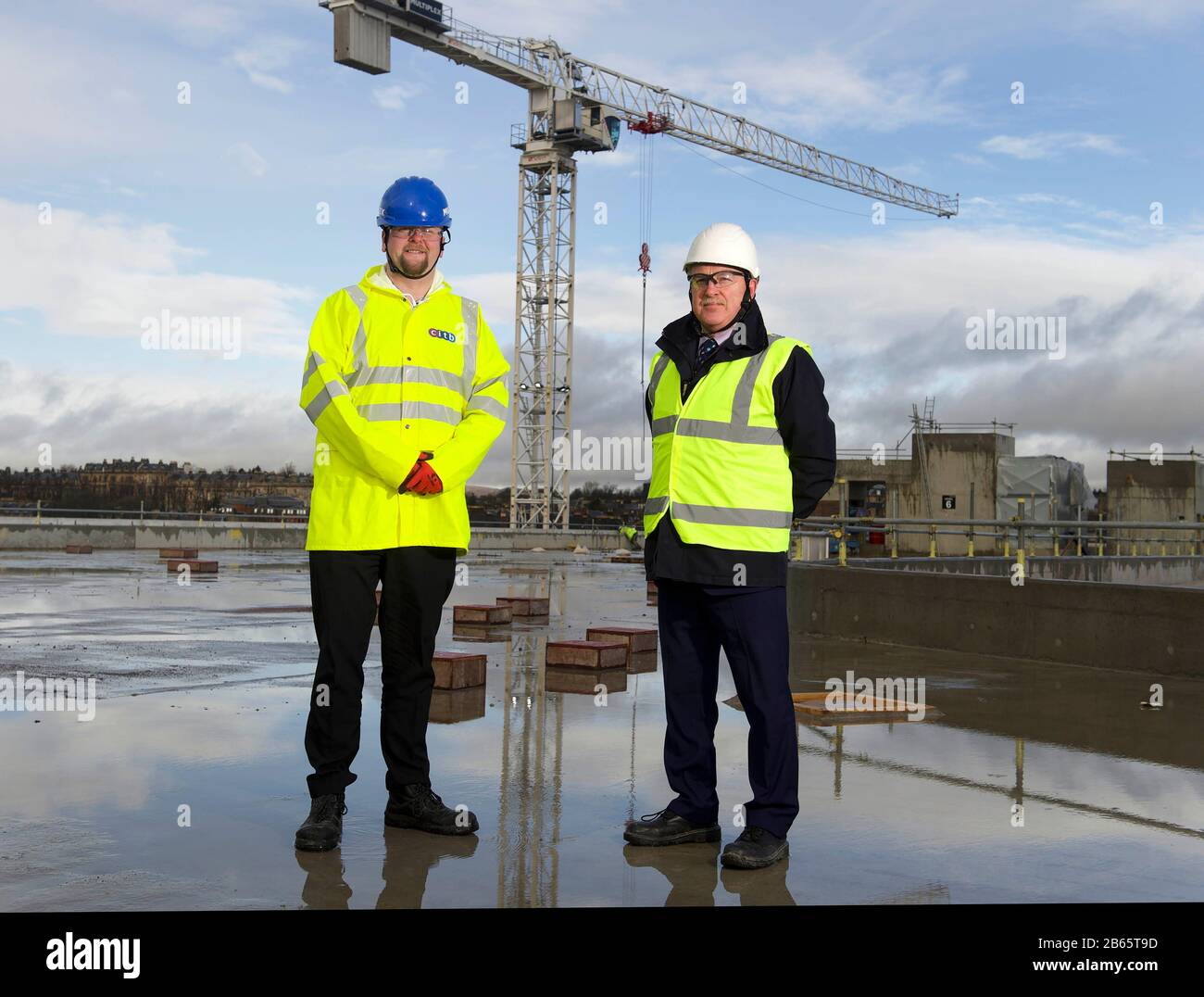 (De gauche à droite) Barry Dawson responsable local CITB avec David Hall directeur de programme Université de Glasgow sur place à l'Université de Glasgow Research Hub développement pour lancer l'initiative portes ouvertes en Écosse. Banque D'Images