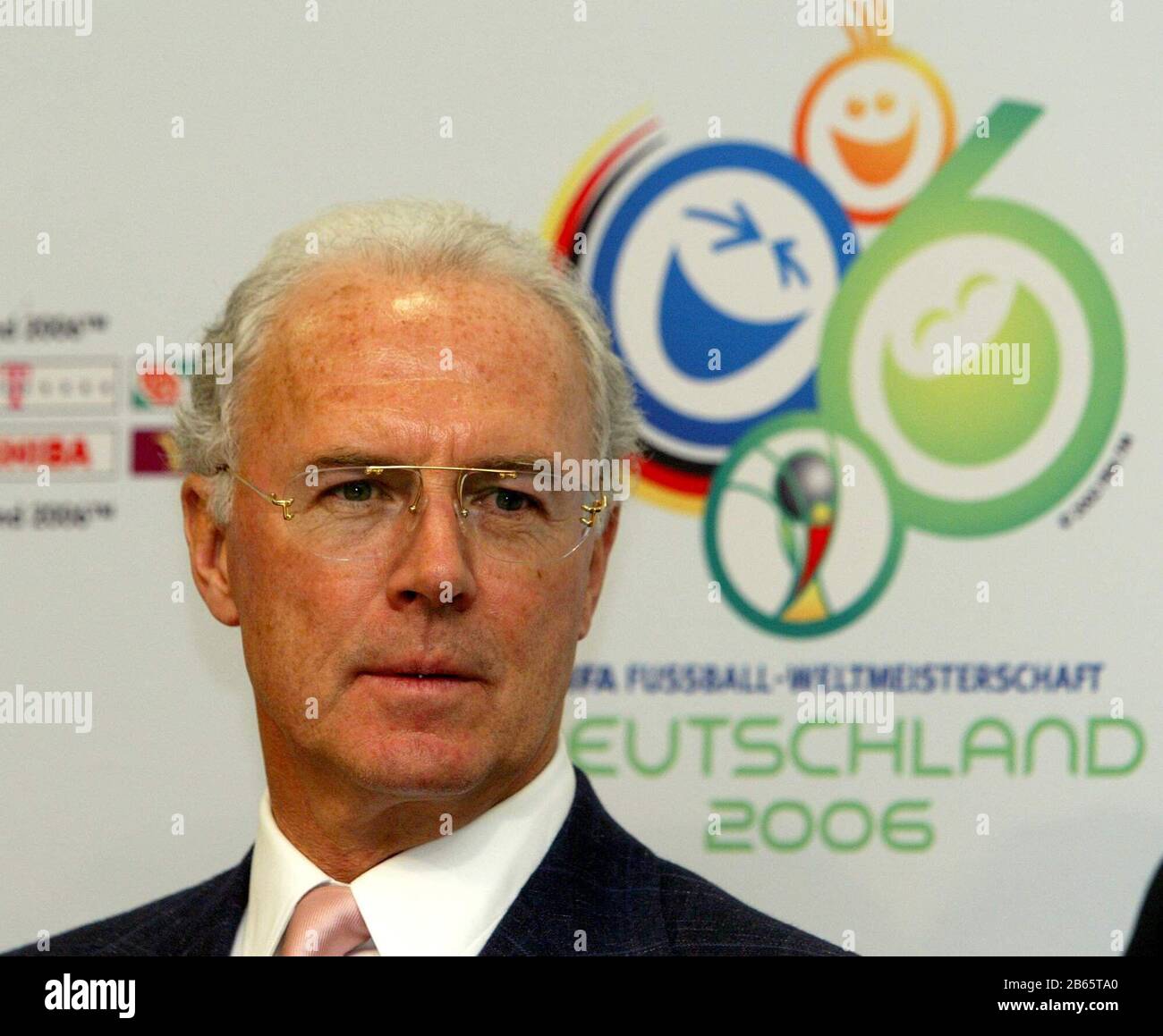 Gelsenkirchen, Allemagne. FIRO Football: 19.11.2002 National Team World Cup 2006 in Germany Arena AufSchalke Présentation officielle du logo de la coupe du monde pour la coupe du monde 2006 en Allemagne responsable du comité d'organisation Franz Beckenbauer devant un nouveau logo, portrait Copyright by firo sportphoto: Dickmannstr. 2-4 45143 Essen E-mail: Mail @ firosportphoto.de Tél. 0201/62 93 55 Fax. 0201/629374 (Volksbank Bochum Witten): Code banque: 430 601 29 compte: 341 117 100 tel.:0201/629355 Fax.:0201/629374 | usage international crédit: DPA/Alay Live News Banque D'Images