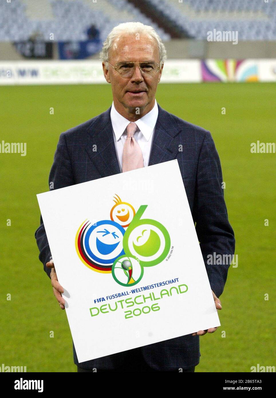 Gelsenkirchen, Allemagne. FIRO Football: 11/19/2002 National Team World Cup 2006 in Germany Arena AufSchalke Présentation officielle du logo de la coupe du monde pour la coupe du monde 2006 en Allemagne le chef du comité d'organisation Franz Beckenbauer détient le nouveau logo sur la place de l'arène Copyright by firo sportphoto: Dickmannstr. 2- 4 45143 Essen E-mail: mail@firosportphoto.de Tél 0201/62 93 55 Fax. 0201/629374 (Volksbank Bochum Witten): Code banque: 430 601 29 compte: 341 117 100 tel.:0201/629355 Fax.:0201/629374 | usage international crédit: DPA/Alay Live News Banque D'Images