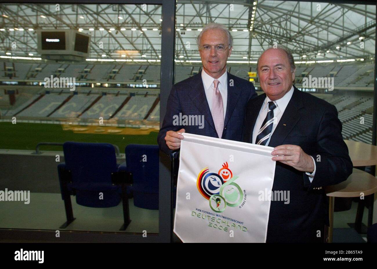 FIRO Soccer: 19.11.2002 coupe du monde de l'équipe nationale 2006 en Allemagne Arena AufSchalke Présentation officielle du logo de la coupe du monde 2006 en Allemagne Président de la FIFA Joseph Blatter et chef du comité d'organisation Franz Beckenbauer avec pennant avec le nouveau logo de la coupe du monde Copyright by firo sportphoto: Dickmannstr. 2 -4 45143 Essen E Mail: mail@firosportphoto.de Tél 0201/62 93 55 Fax. 0201/629374 (Volksbank Bochum Witten): Code banque: 430 601 29 compte: 341 117 100 tel.:0201/629355 Fax.:0201/629374 | usage dans le monde entier Banque D'Images