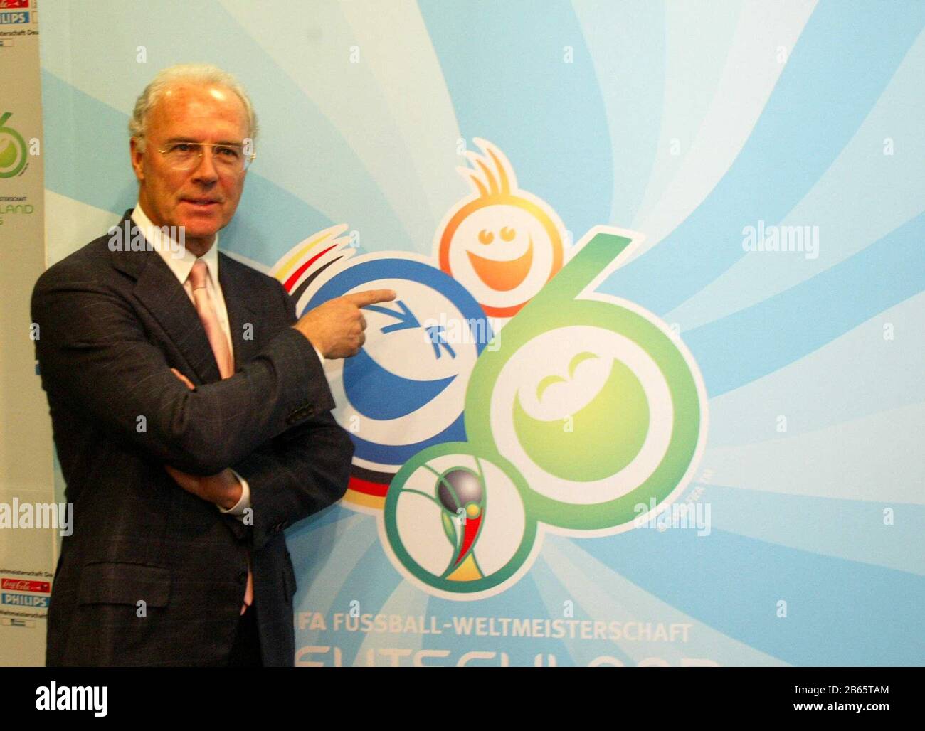 Gelsenkirchen, Allemagne. FIRO Football: 11/19/2002 National Team World Cup 2006 in Germany Arena AufSchalke Présentation officielle du logo de la coupe du monde pour la coupe du monde 2006 en Allemagne le chef du comité d'organisation Franz Beckenbauer souligne le nouveau logo Copyright by firo sportphoto: Dickmannstr. 2-4 45143 Essen E-mail: Mail @ firosportphoto.de Tél. 0201/62 93 55 Fax. 0201/629374 (Volksbank Bochum Witten): Code banque: 430 601 29 compte: 341 117 100 tel.:0201/629355 Fax.:0201/629374 | usage international crédit: DPA/Alay Live News Banque D'Images