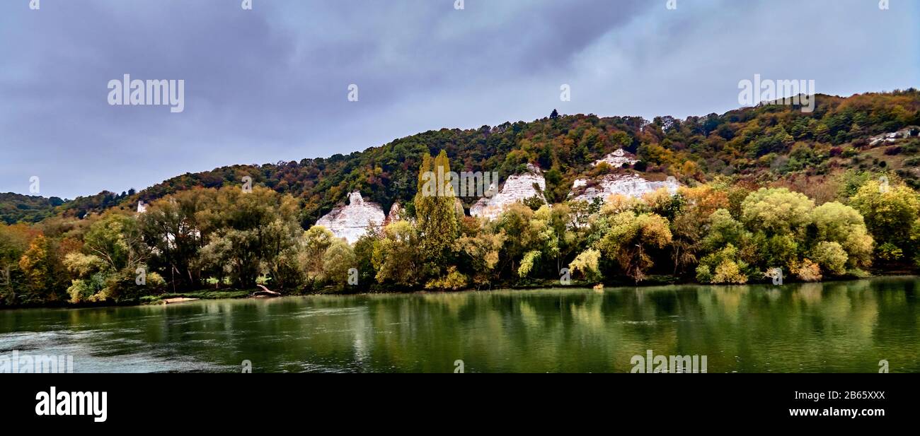 En automne, la Seine, la région de remorquable d'Elbeuf Riverbank en Normandie, France Banque D'Images