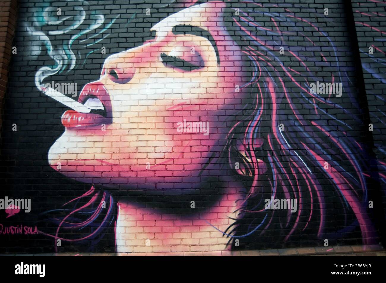 Art de rue d'UNE femme fumer UNE cigarette à Digbeth Birmingham City Centre Angleterre Royaume-Uni Banque D'Images