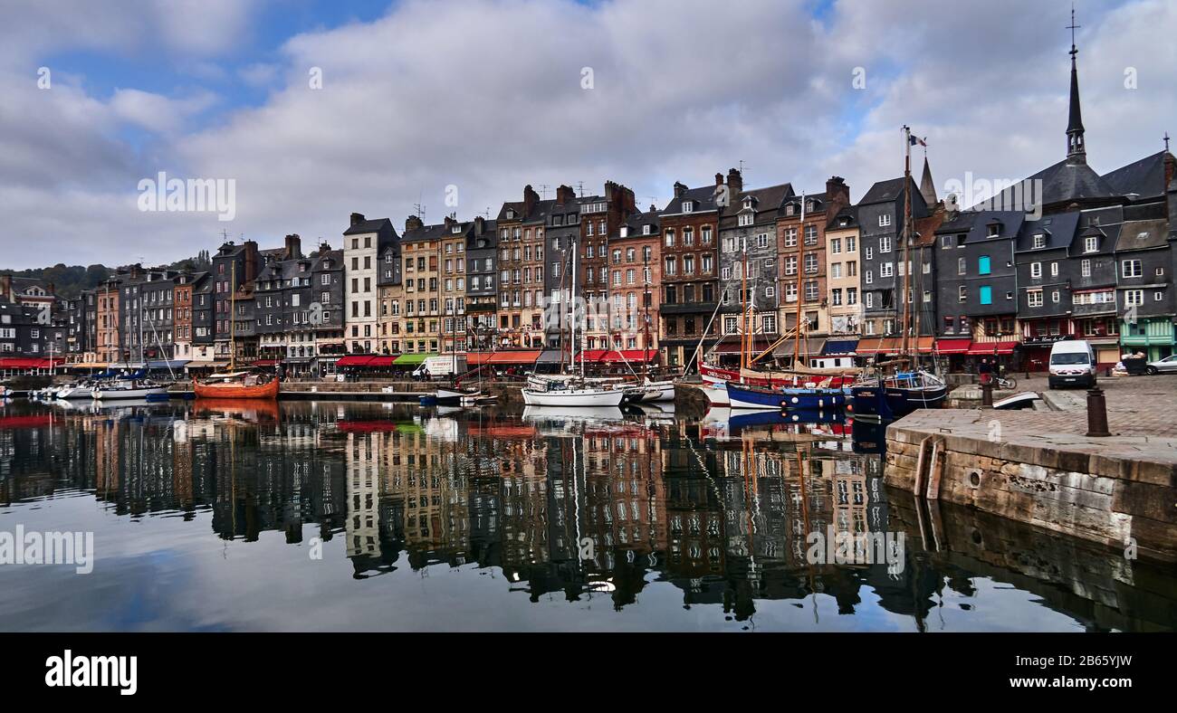 Honfleur, Calvados, Normandie, France. Honfleur est situé sur l'estuaire de la Seine, près du célèbre pont normand Honfleur est célèbre pour son port pittoresque, y compris des bâtiments colorés et des maisons avec des façades couvertes d'ardoise. Le port d'Honfleur a été peint à plusieurs reprises par des artistes qui ont donné naissance aux mouvements impressionnistes : Claude Monet, Gustave Courbet et Eugène Boudin. Banque D'Images