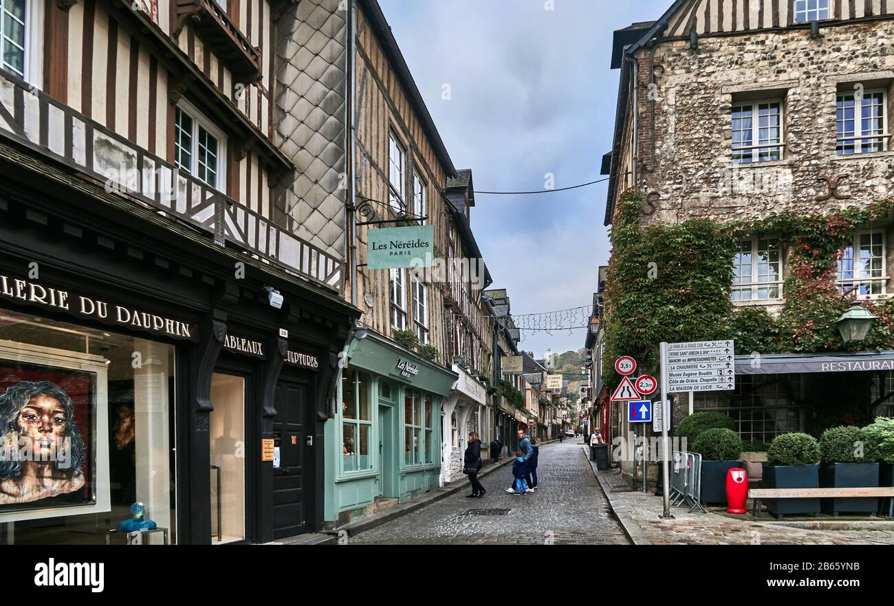 Typique à colombages, Norman abrite la ville de Honfleur dans la région normande de France. La ville était un favori de nombreux artistes, et du musicien Erik Satie, et bénéficie aujourd'hui d'une industrie touristique d'été florissante, attirée par ses marchés en plein air, sa culture, ses cafés et son architecture d'époque. Banque D'Images