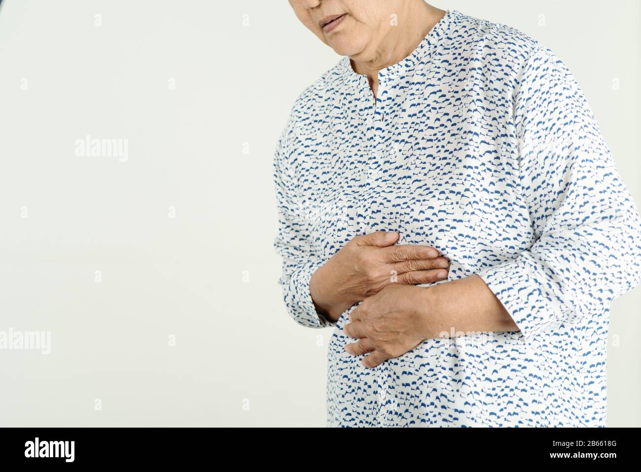 Femme Senior Souffrant De Reflux Acide Ou De Brûlures D'Estomac Isolé Sur Fond Blanc Banque D'Images