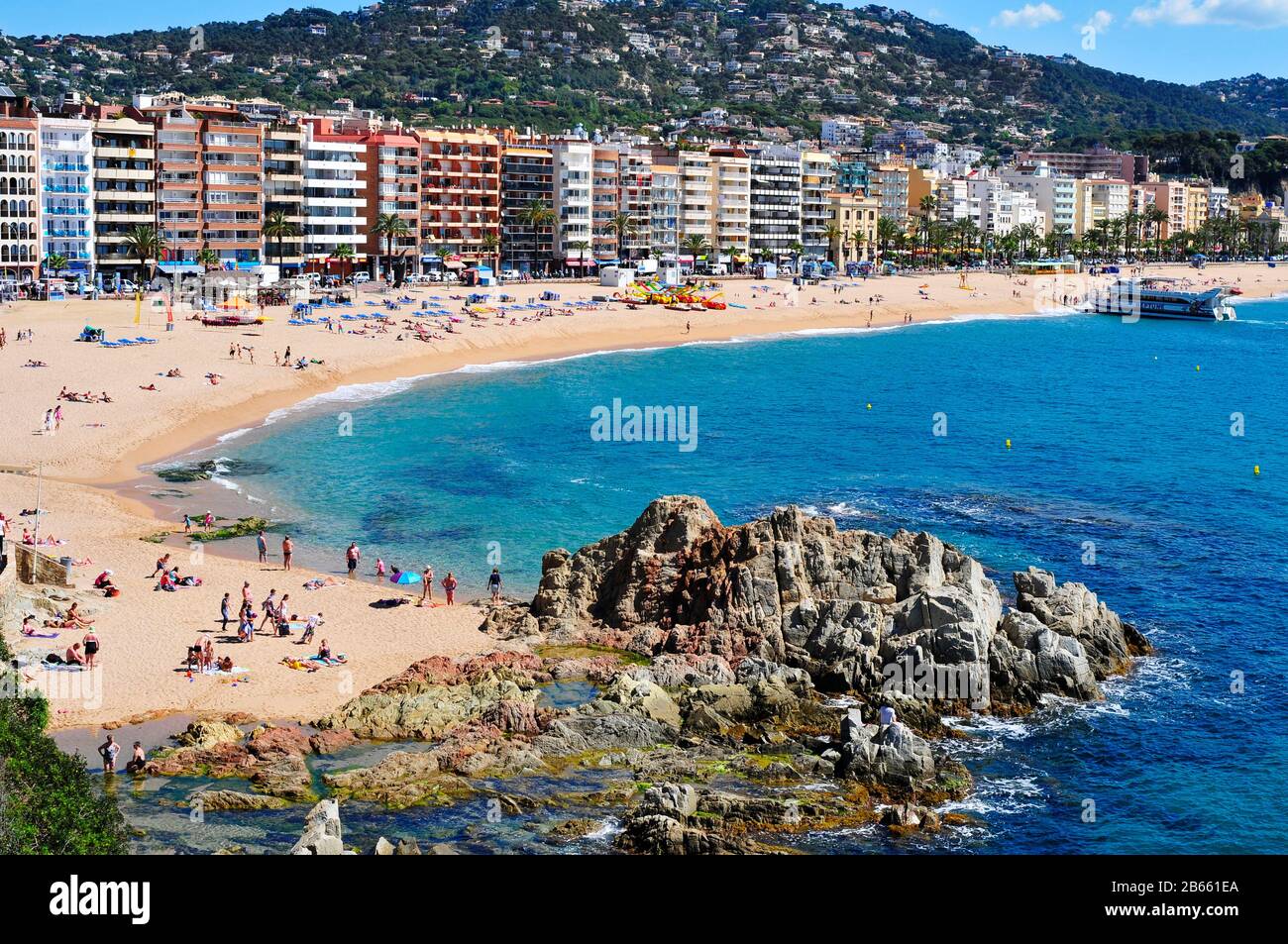 Lloret DE MAR, ESPAGNE - 22 MAI : bains de soleil sur la plage de Platja de Lloret le 22 mai 2015 à Lloret de Mar, Espagne. C'est la plage principale de cette visite populaire Banque D'Images