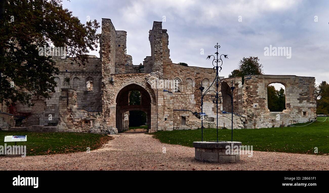 Les ruines de l'abbaye de Jumièges étaient un monastère bénédictin, situé dans la ville de Jumièges, en Normandie, France.en 654, l'abbaye fut fondée sur un don de terre boisée appartenant à la fisc royale présenté par Clovis II et sa reine, Balthild, au noble frankish Filibertus, Qui avait été le compagnon des Saints Ouen et Wandrille à la cour mérovingienne de Dagobert I. Philibert est devenu le premier abbé Banque D'Images