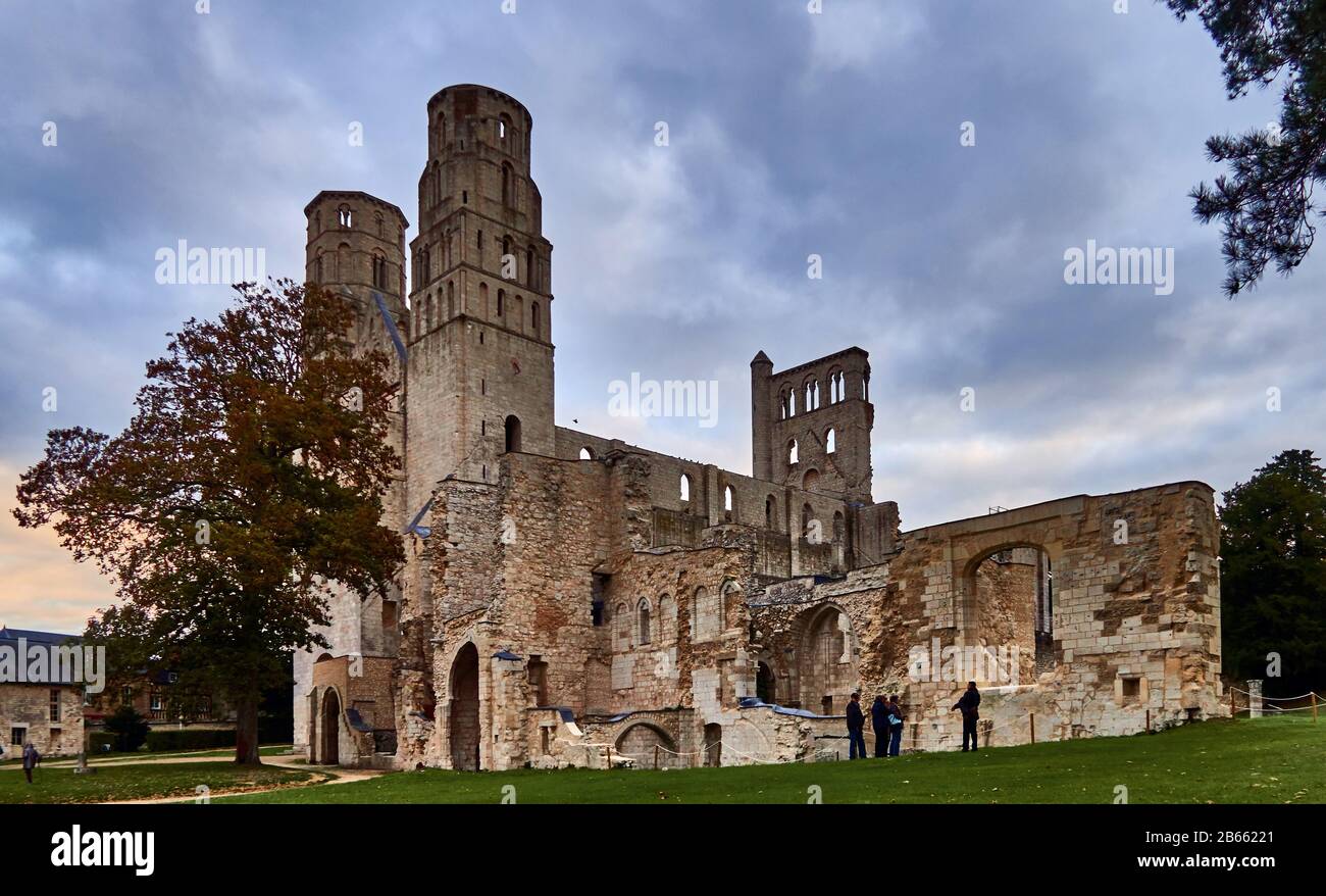 Les ruines de l'abbaye de Jumièges étaient un monastère bénédictin, situé dans la ville de Jumièges, en Normandie, France.en 654, l'abbaye fut fondée sur un don de terre boisée appartenant à la fisc royale présenté par Clovis II et sa reine, Balthild, au noble frankish Filibertus, Qui avait été le compagnon des Saints Ouen et Wandrille à la cour mérovingienne de Dagobert I. Philibert est devenu le premier abbé Banque D'Images