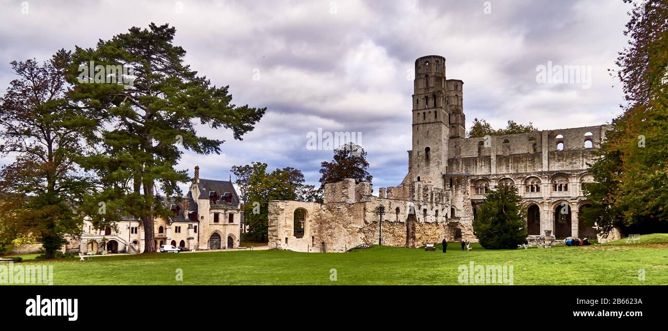Les ruines de l'abbaye de Jumièges étaient un monastère bénédictin, situé dans la ville de Jumièges, en Normandie, France.en 654, l'abbaye fut fondée sur un don de terre boisée appartenant à la fisc royale présenté par Clovis II et sa reine, Balthild, au noble frankish Filibertus, Qui avait été le compagnon des Saints Ouen et Wandrille à la cour mérovingienne de Dagobert I. Philibert est devenu le premier abbé Banque D'Images