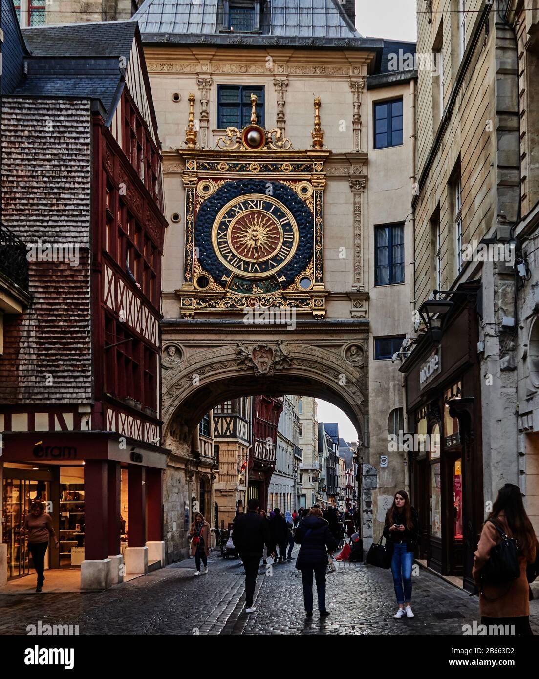 La France, la Normandie, , la Seine Maritime Rouen, , les bâtiments à colombages bordent les rues de la cité médiévale de Rouen, et le gros-Horloge – une horloge astronomique du XIVe siècle – décorent le centre de Rouen, Banque D'Images