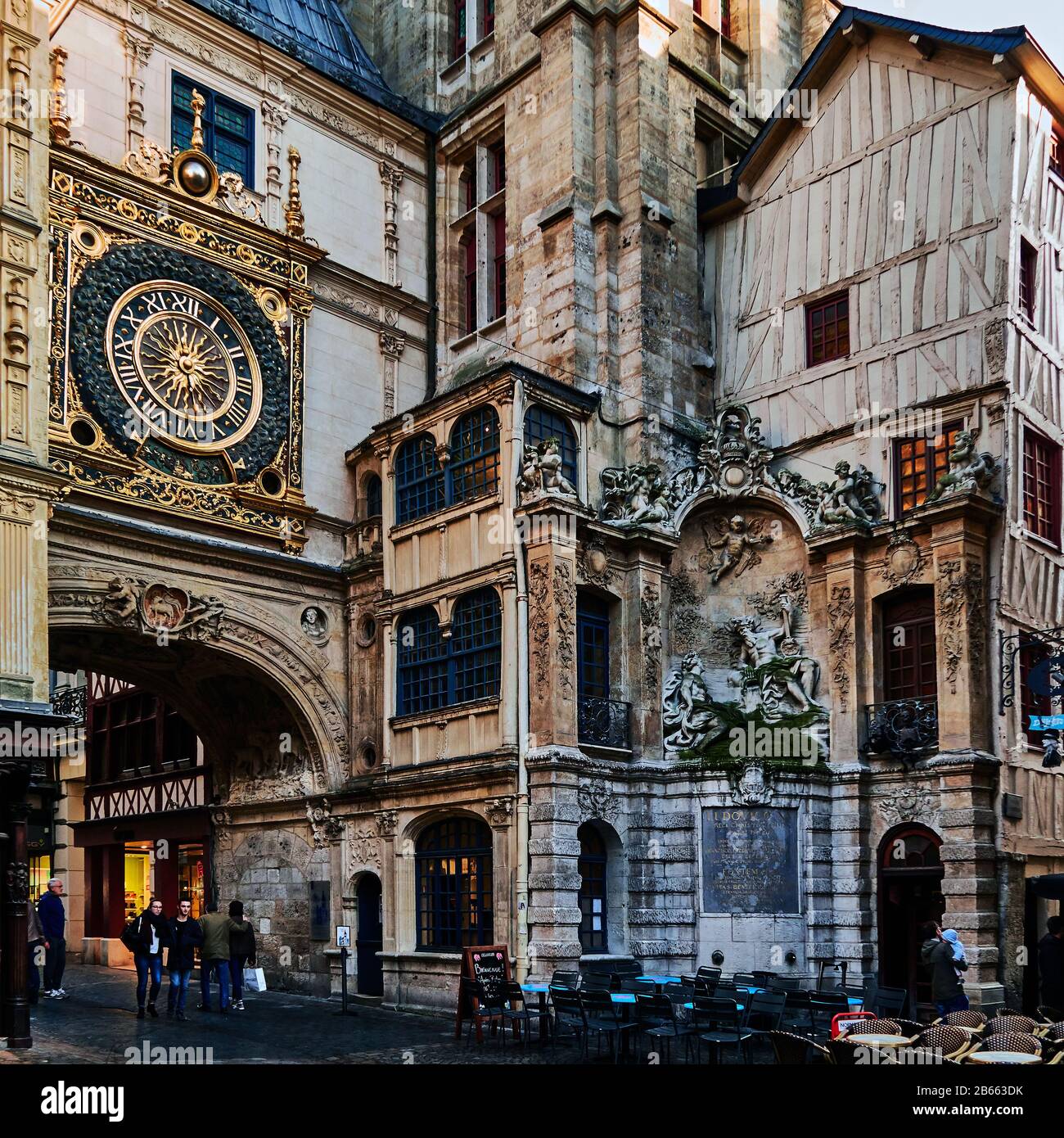 La France, la Normandie, , la Seine Maritime Rouen, , les bâtiments à colombages bordent les rues de la cité médiévale de Rouen, et le gros-Horloge – une horloge astronomique du XIVe siècle – décorent le centre de Rouen, Banque D'Images