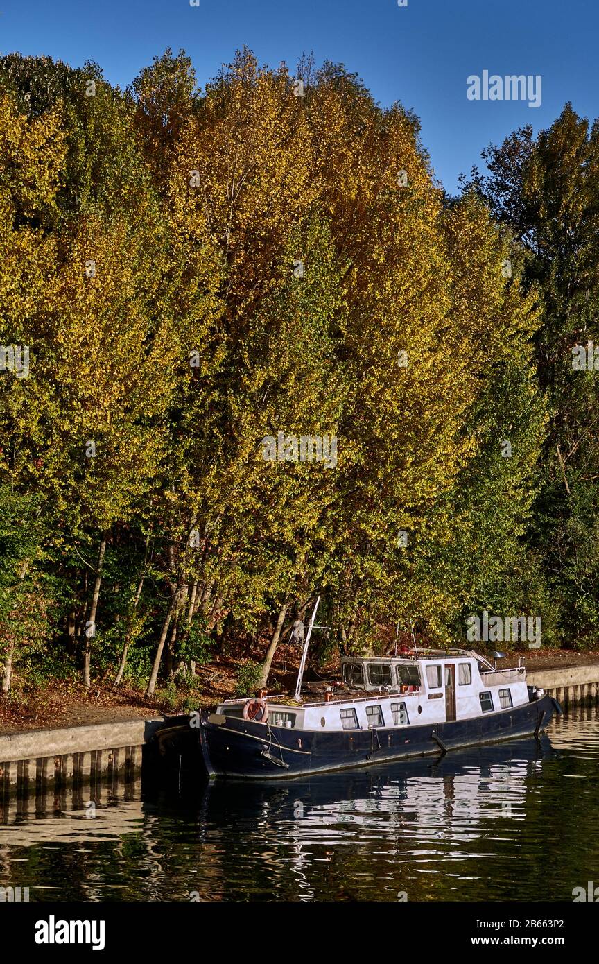 Bateau sur la Seine en automne à la périphérie de Paris la Seine en automne à la périphérie de Paris Banque D'Images