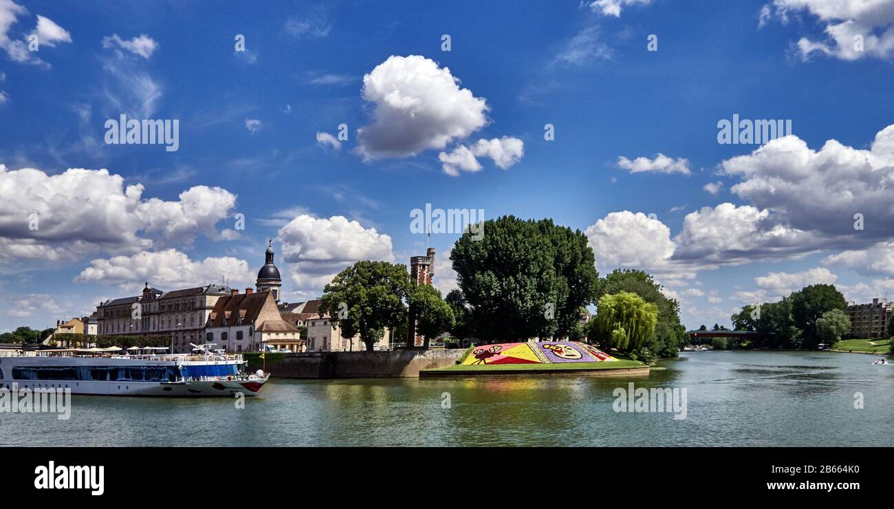 Europe, France, Chalon-sur-Saône, Bourgogne-Franche-Comté, département, vue de Quai Gambetta de l'île Saint-Laurent et de l'ancien hôpital du XVIe siècle, Saône Banque D'Images