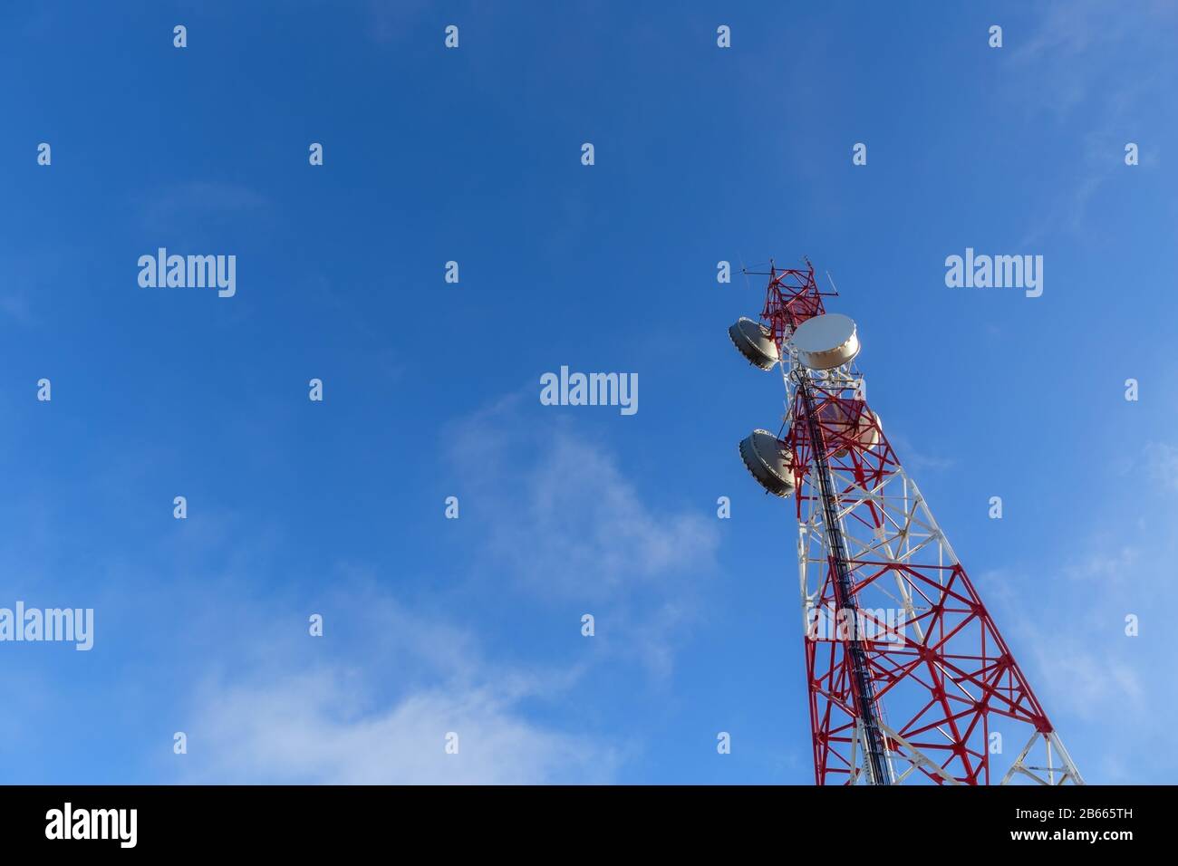 Antenne tour moderne pour la diffusion de signaux téléphoniques, télévisés et Internet. Contre le ciel Banque D'Images