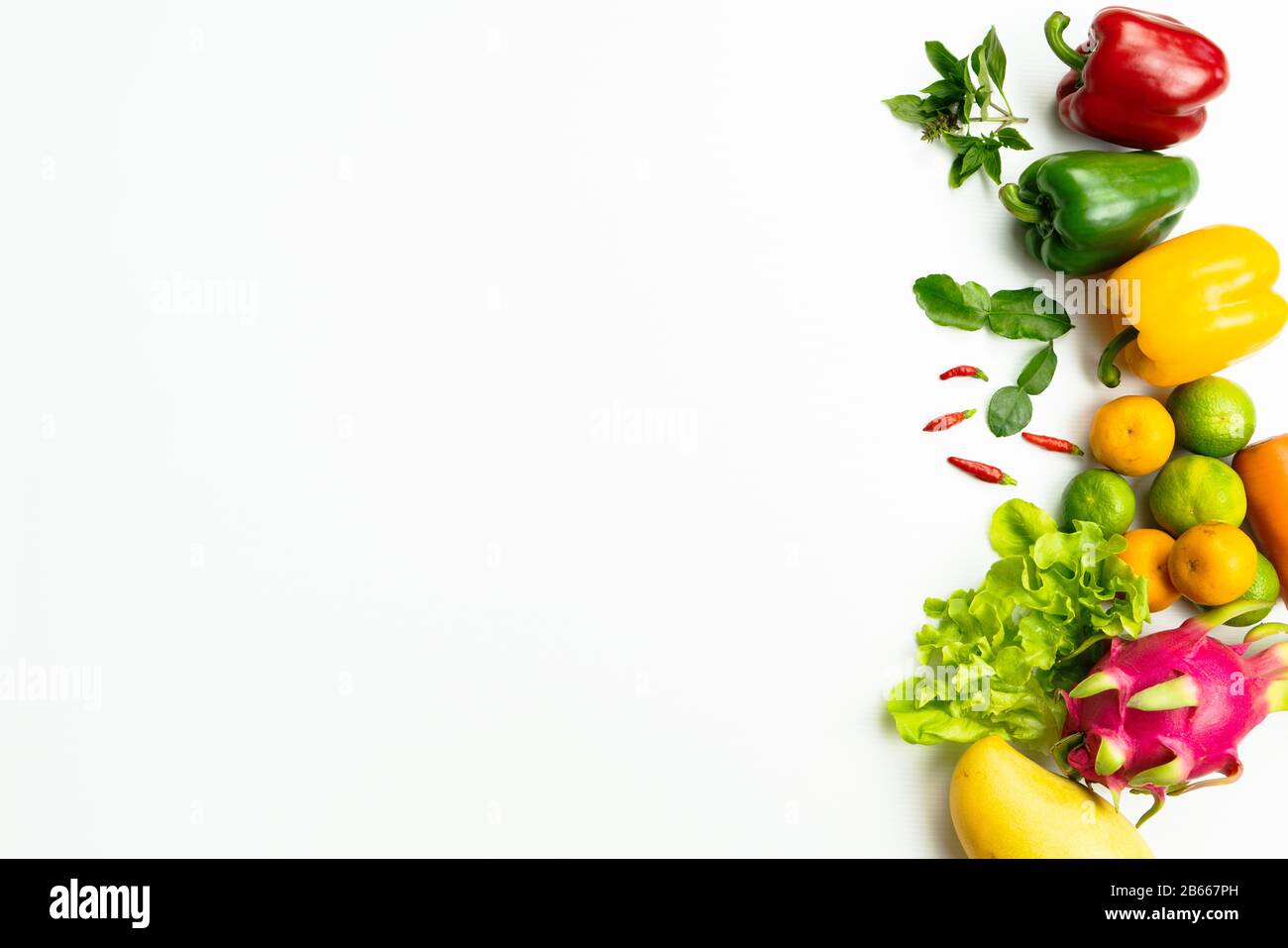 Fruits et légumes frais. Couche plate de légumes frais biologiques sur fond blanc Banque D'Images