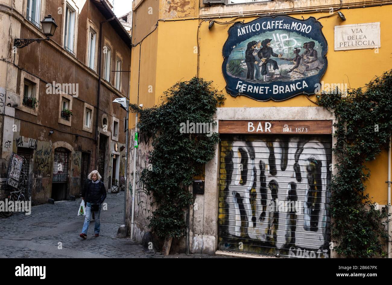 Trastevere, à Rome, l'un des quartiers les plus touristiques de la ville, a déserté en raison de l'épidémie de Coronavirus qui touche l'Italie. Banque D'Images